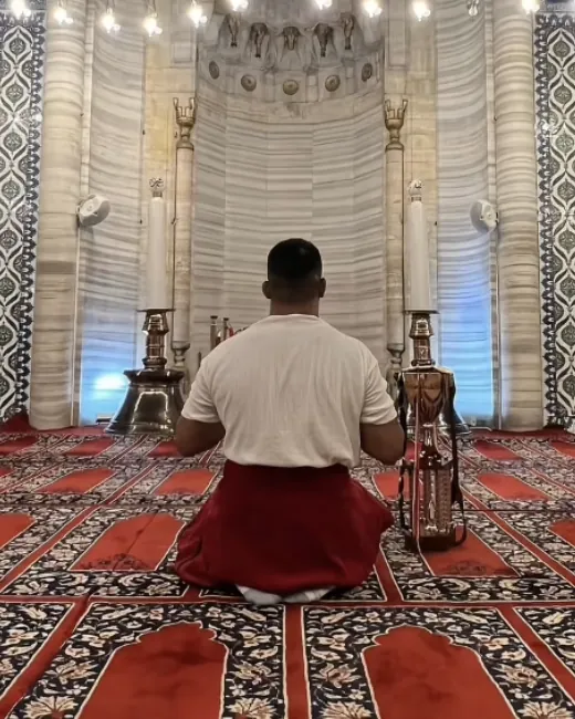 Altın kemerle camide